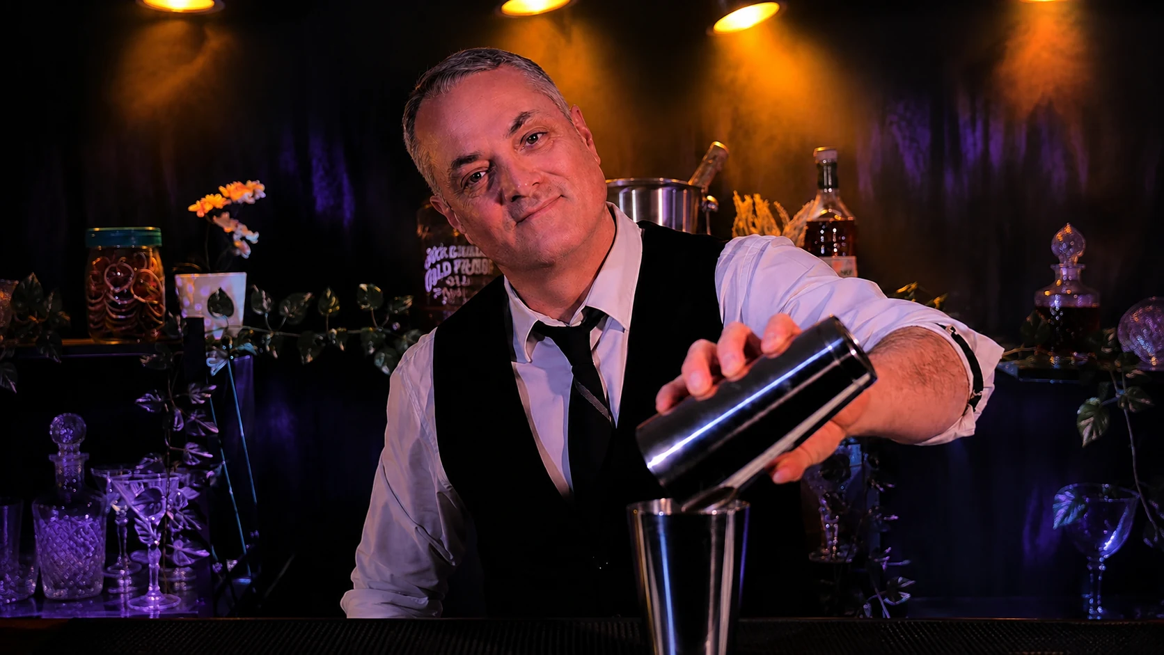 Baptiste Douhaizenet en train de préparer un cocktail